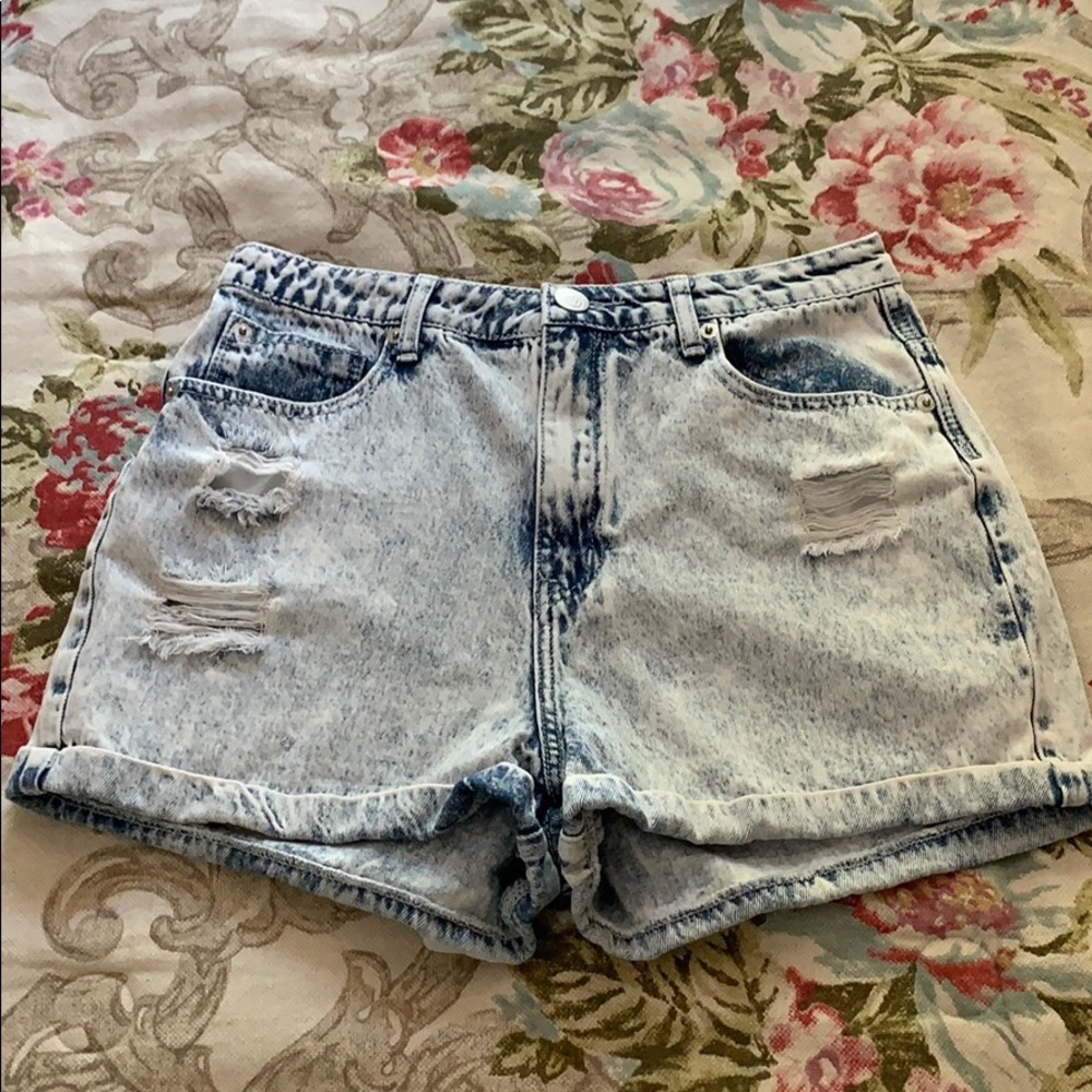 •high waisted denim shorts•